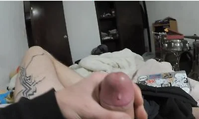 Este Joven Revela Que Tiene Una Verga De Tamano Enorme! Tan Grande Y Gorda Como Su Brazo! Increible