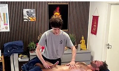 Hot Straight Guy Gets Handjob From Masseur