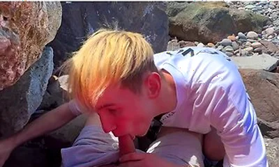 Predlozhil Prohozhemu Parnu Otsosat Chlen Za Dengi V Publichnom Meste