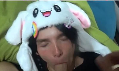 Lille Passiv Femboy Gav Far Et Sodt Blowjob