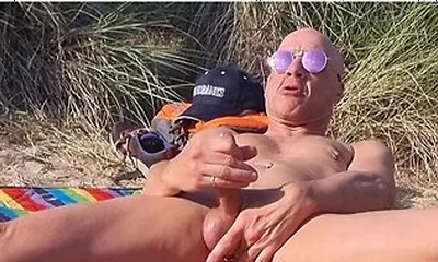 Guy Gets Naked In The Dunes And Wanks In Public!